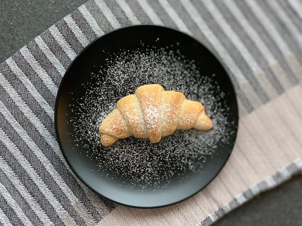Quick, vegan croissant dusted with icing sugar