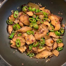 Frying shiitake and capsicums in Szechuan sauce and chilli oil