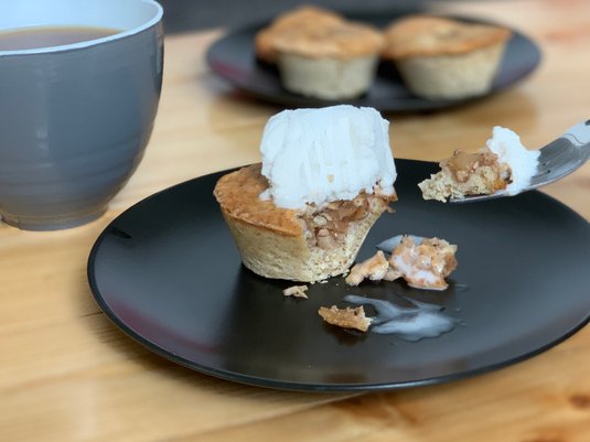Nutty vegan apple pie muffins with vegan vanilla ice cream