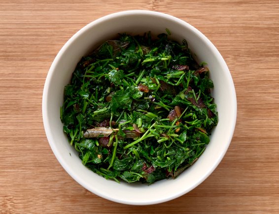 Quick stir-fried parsley salad