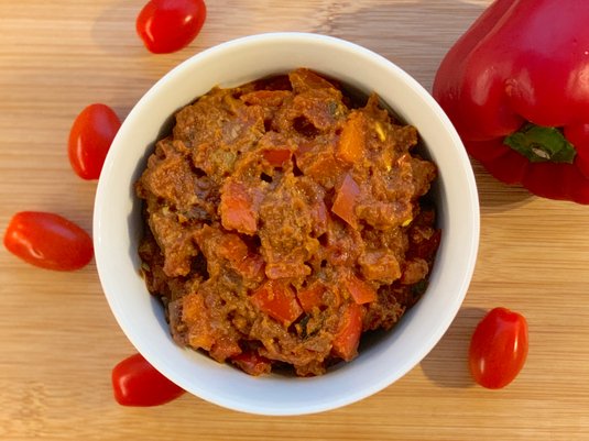 Vegan tomato curry with vegan "beef" chunks