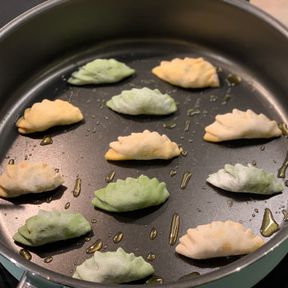 Frying vegan gyoza dumplings